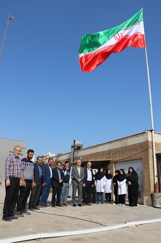 اهتزاز پرچم جمهوری اسلامی ایران در معاونت غذا و داروی اهواز همزمان با آغاز دهه فجر